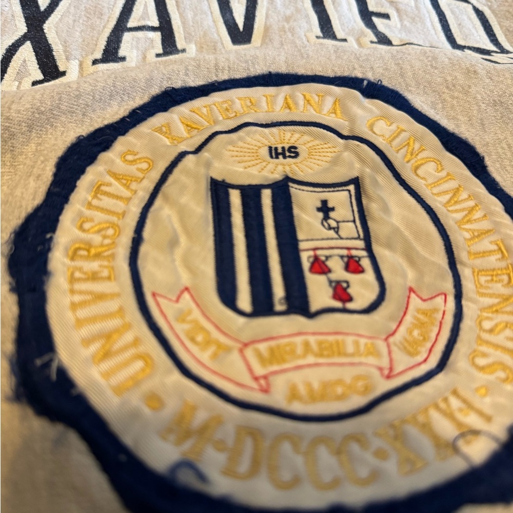 #575 VERY VINTAGE 1980s XAVIER MUSKETEERS Gray Crewneck Sweater. - Picture 6 of 16